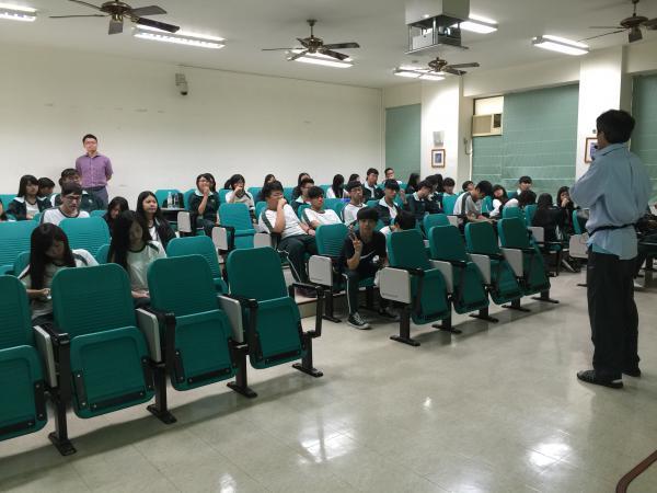 資管系韓若平暨羅亦斯老師說明資管學生未來就業趨勢
