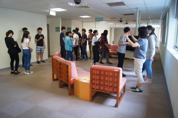 參觀圖書館