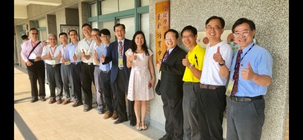 校內外來賓共同為本中心揭牌