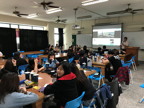 國企系王耀毅主任說明提供領袖營擔任國際志工機會