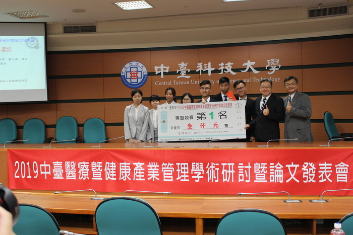 頒獎(頒發獎金)-B組第一名王彥儒同學等