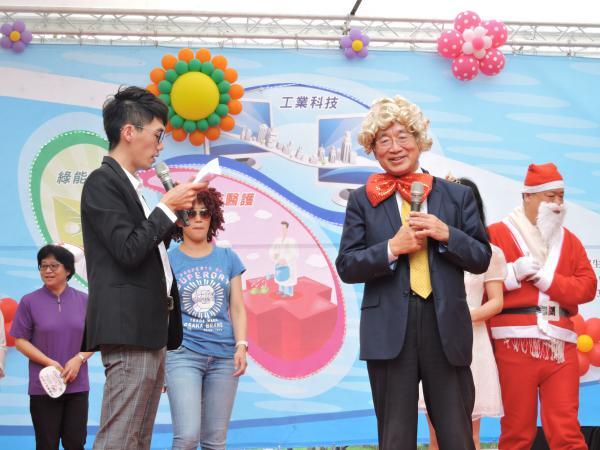 中臺科大李隆盛校長帶領主管們便裝上台發表
