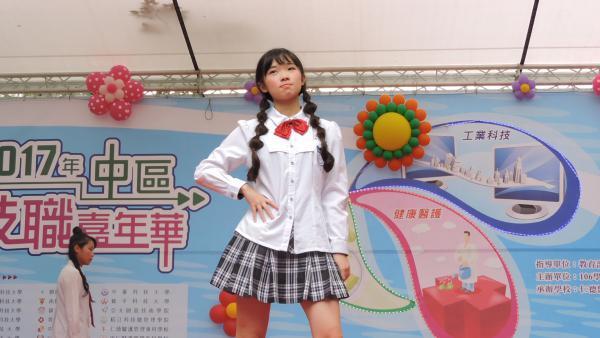 中臺科大與葳格高中走秀表演