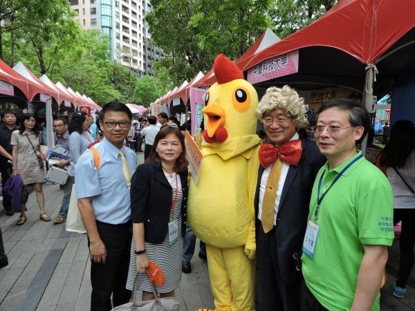 右二為中臺科大李隆盛校長、左二為技職司副司長謝淑貞