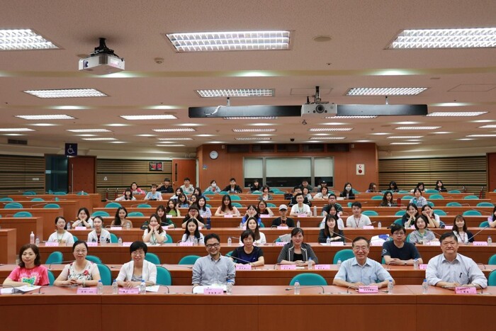 中臺科技大學與全體師生於開幕式國際會議廳大合影