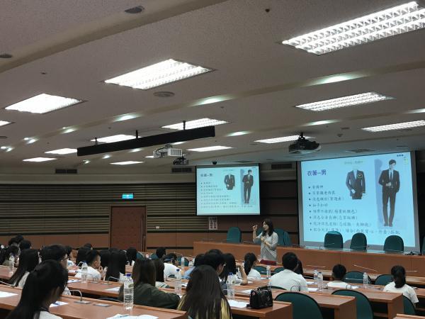 資深空姐彭瑞芝老師採親身示範、學員實地演練的「國際禮儀」課程