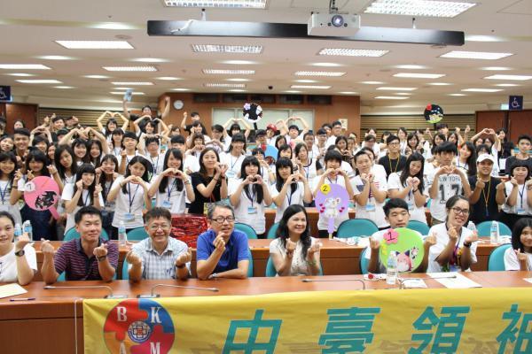 陳錦杏院長、行銷系楊志慶主任、醫管系洪錦墩主任、游志平指導老師與全體幹部學員開心大合照！