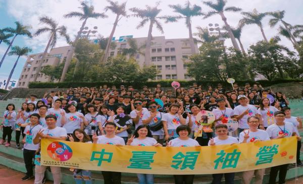 陳錦杏院長帶領醫管系洪錦墩主任、行銷系楊志慶主任、國企系林芷薐主任及活動指導老師游志平給予幹部學員勉勵並進行開幕大合照