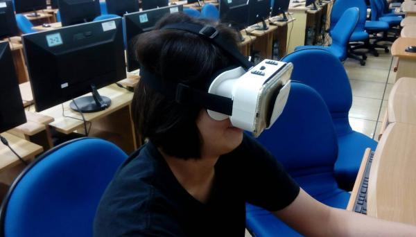 戴VR眼鏡體驗3D