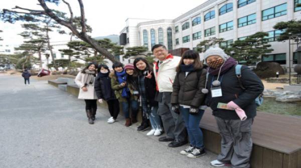 本校學生於韓國大邱保健大學校園一角合影