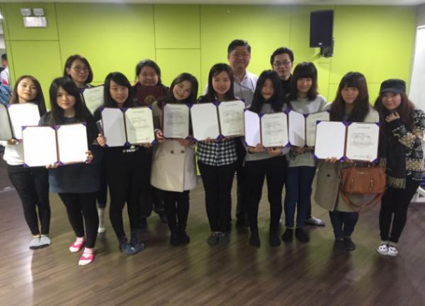 我們結業了!頒發證書!